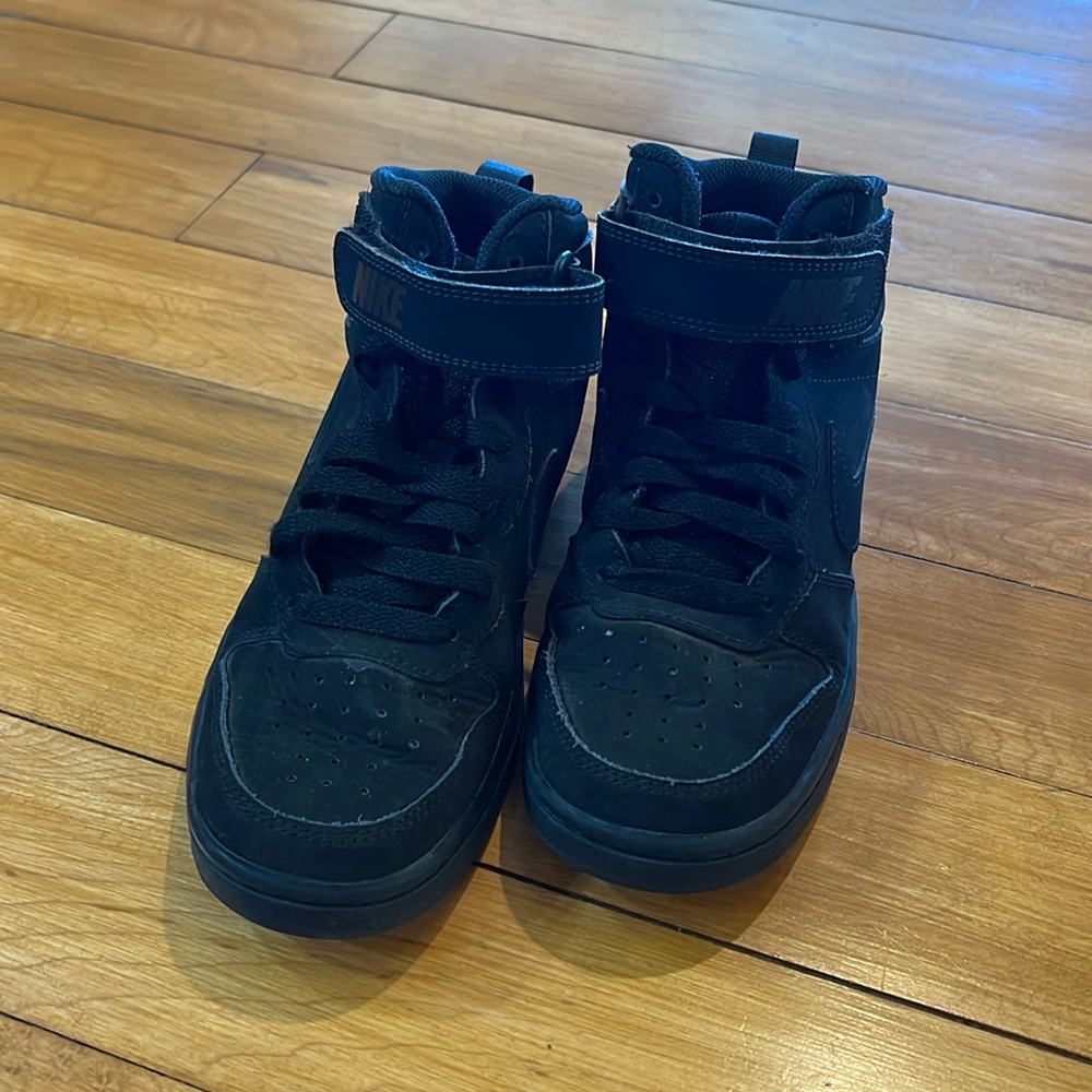 Nike court high top barely used unisex